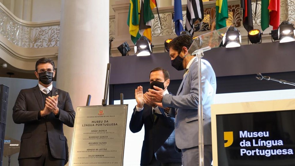 reabertura-museu-lingua-portuguesa Imagem mostra placa de reinauguração do museu ao lado do governador, João Doria, e do prefeito, Ricardo Nunes