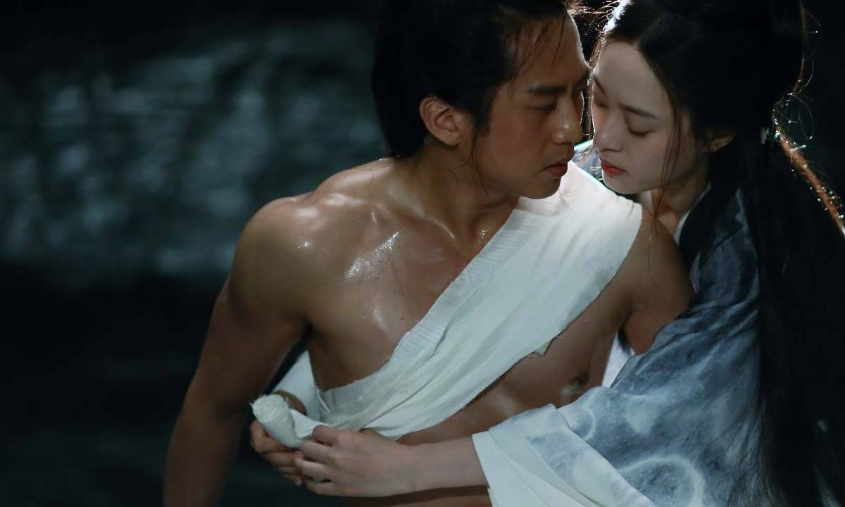 A imagem mostra um casal aproximado um do outro