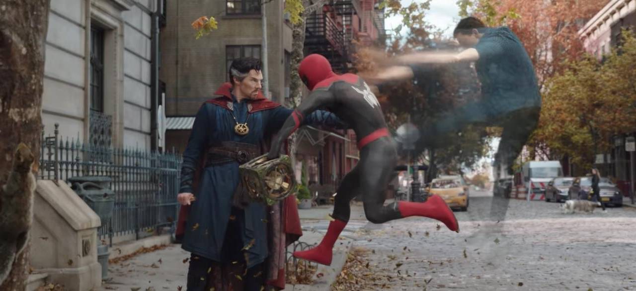 Na cena do filme, Doutor Estranho afasta Peter Parker com seus poderes