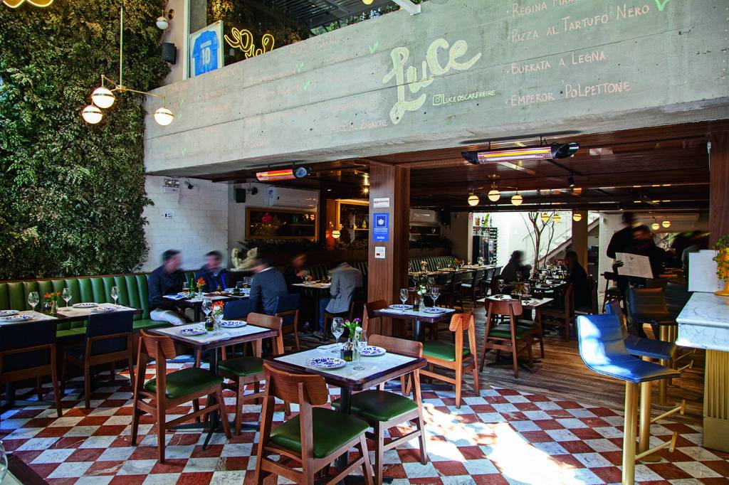 Com varanda ao ar livre: trattoria no início da Rua Oscar Freire Com varanda ao ar livre: trattoria no início da Rua Oscar Freire