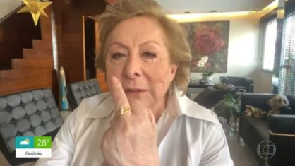 Aracy Balabanian mostra dedo do meio sem querer para Patrícia Poeta em momento do programa É de Casa.