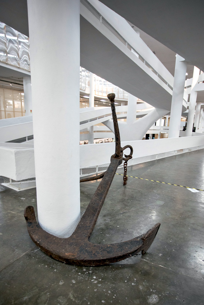 BIENAL A imagem mostra uma âncora encaixada em um pilar da bienal. É possível ver, na ponta da âncora, um pedaço do cordão.