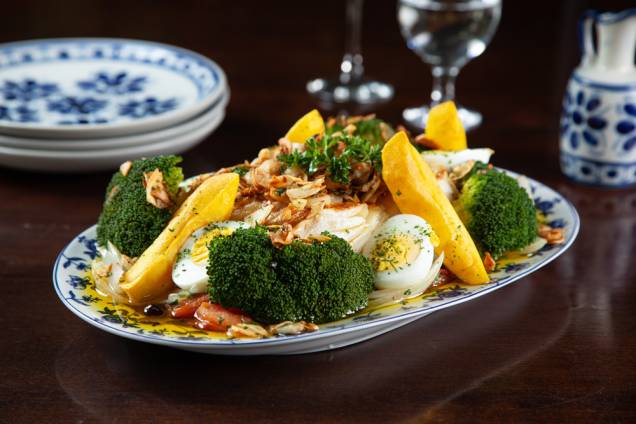 Bacalhau à moda do Valdir: com tomate, cebola, pimentão vermelho, ovo, alho, batata, azeitona preta e cheiro-verde. Bacalhau à moda do Valdir: com tomate, cebola, pimentão vermelho, ovo, alho, batata, azeitona preta e cheiro-verde.