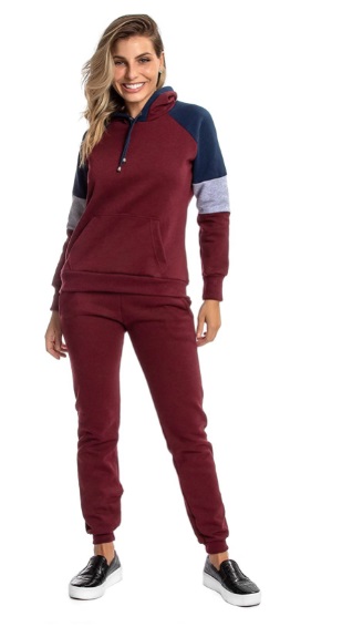 Conjunto Amazon moletom Mulher loira sorri para câmera vestindo conjunto de calça e moletom na cor vinho que combinam