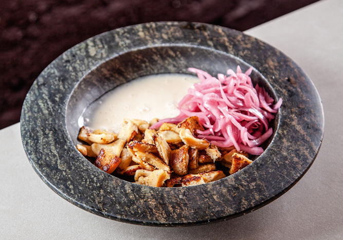 Dobradinha ao molho de ostras: servida com picles de cebola Dobradinha ao molho de ostras: servida com picles de cebola