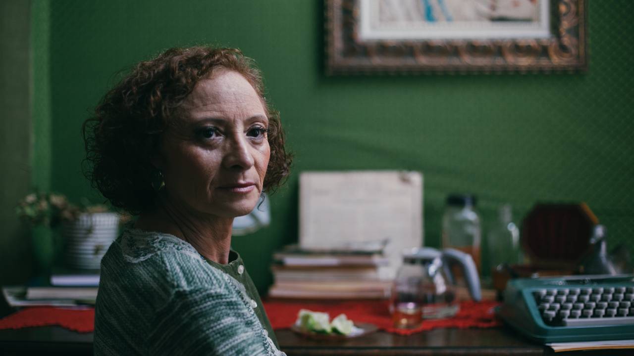 Na imagem, a atriz Marcelia Cartaxo está séria em cena do curta