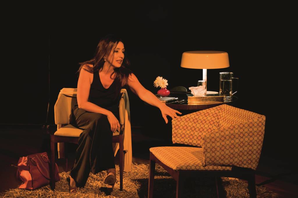 Monólogo cômico apresenta Flavia Garrafa vivendo terapeuta e pacientes