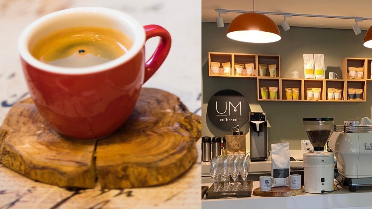Imagem dividida em duas. À esqueda, xícara vermelha de café expresso sobre apoio de madeira. À direita, balcão de cafeteria com nichos de madeira na parede ao fundo apoiando saquinhos de café.
