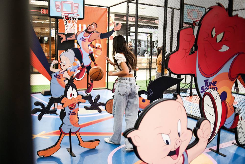 Atração de Space Jam no shopping diverte toda família com basquete