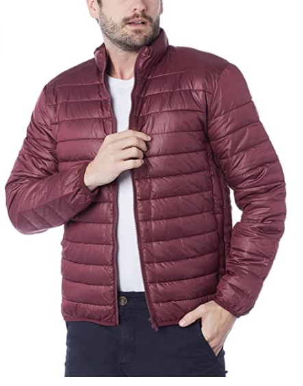 Jaqueta Hering Amazon Imagem mostra só corpo de homem vestindo uma jaqueta no estilo puffer na cor vinho