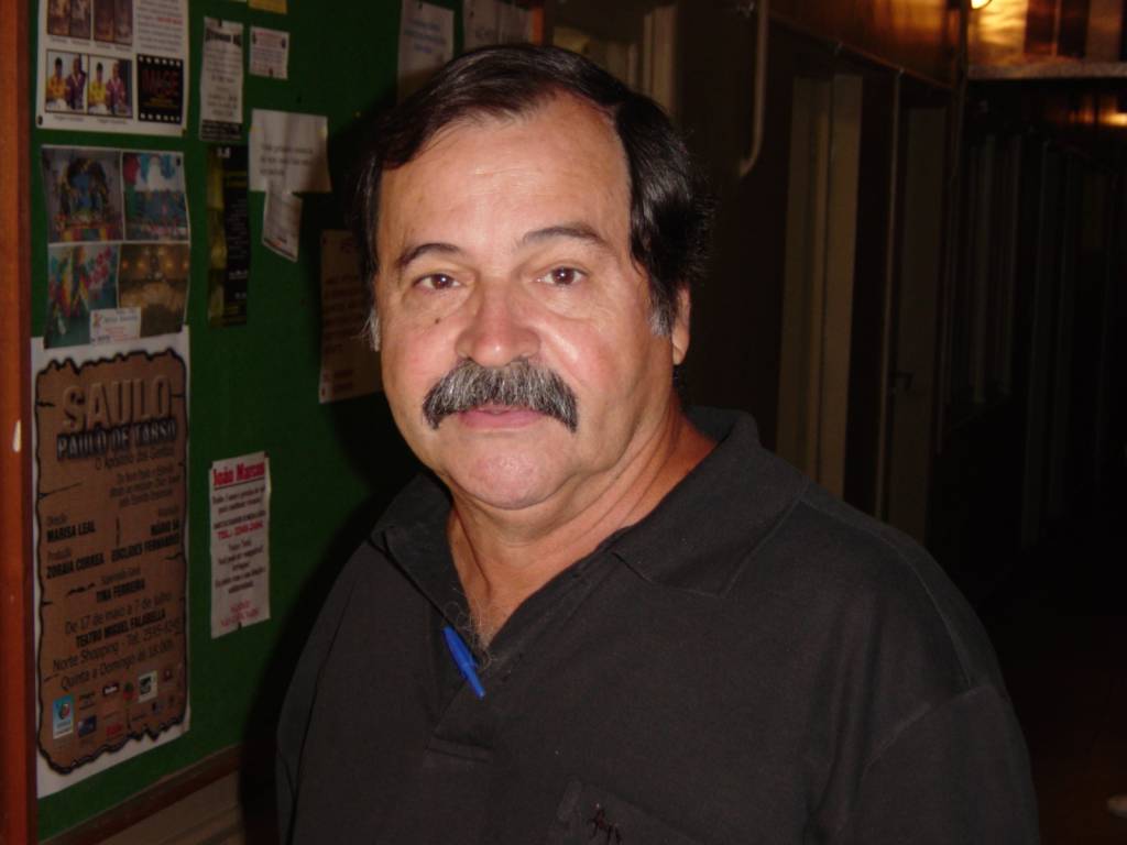 Dublador Júlio Chaves, que fazia a voz de Mel Gibson, morre aos 76 anos