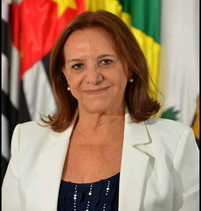 A imagem mostra um retratado de Maria José Gonzaga. Ela sorri para a foto.