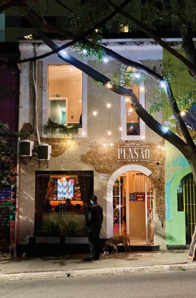 Fachada do bar: diferentes cômodos de uma antiga residência Fachada do bar: diferentes cômodos de uma antiga residência