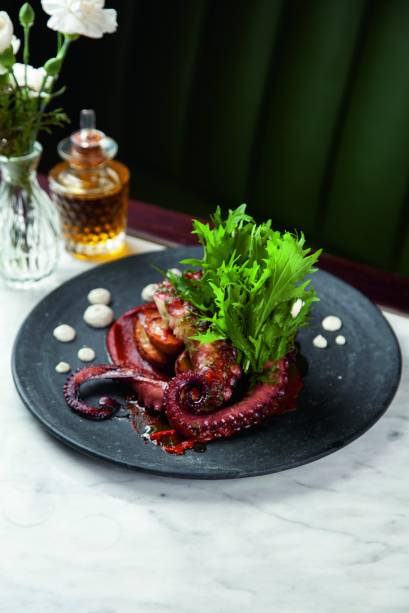 Polvo grelhado: com creme de macadâmia, mizuna e batata Polvo grelhado: com creme de macadâmia, mizuna e batata