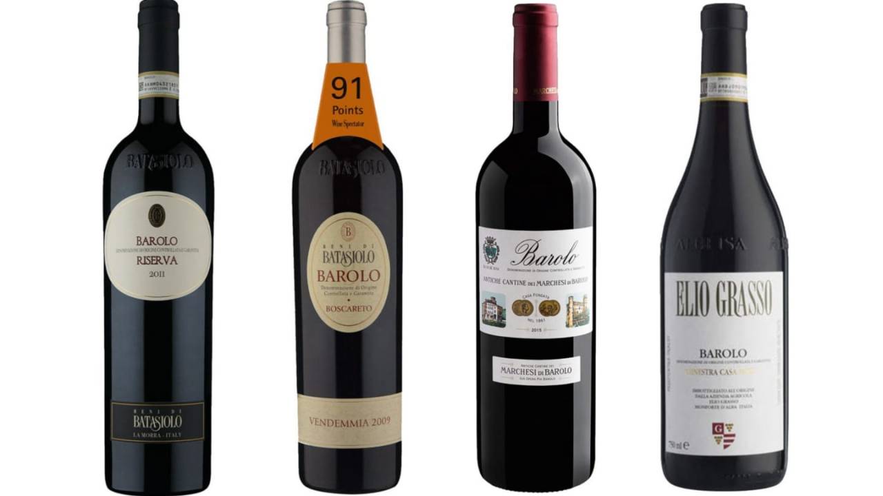 Quatro garrafas de vinhos Barolo em fundo branco.