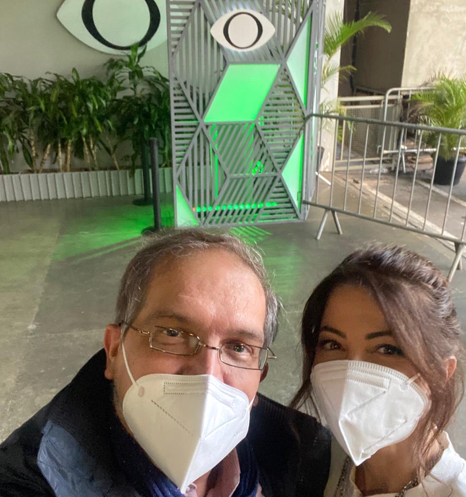 MasterChef Brasil – Ana Paula Padrão e Arnaldo Lorençato Selfie com Arnaldo Lorençato à esquerda e Ana Paula Padrão à direita, ambos de máscara.
