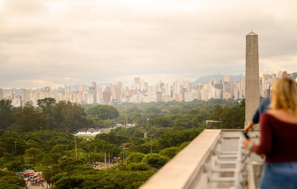 Um bar para curtir o pôr do sol em frente ao Ibirapuera