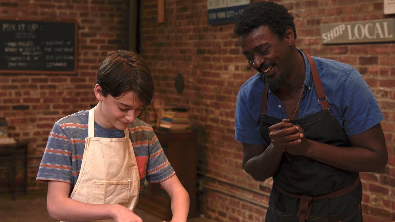 Na imagem, Seu Jorge eNoah Schnapp cozinham juntos em cena de Abe