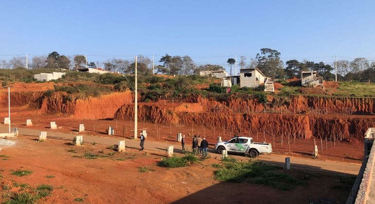 Desmatamento em área ambiental Imagem mostra casas sendo construídas em áreas de proteção ambiental nas margens da represa de Guarapiranga