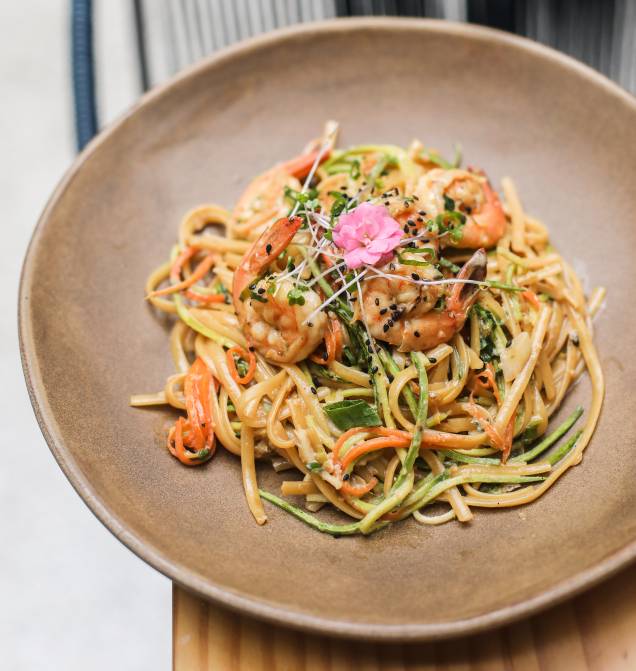 Para fomes maiores: bavette com abobrinha, cenoura e camarão Para fomes maiores: bavette com abobrinha, cenoura e camarão