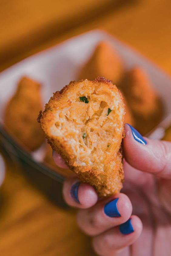 Coxinha de frango: sem massa e empanada na farinha panko Coxinha de frango: sem massa e empanada na farinha panko