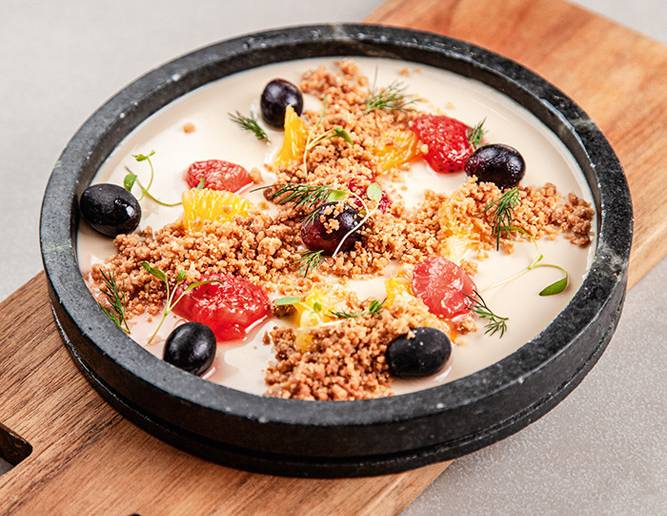 Froot loops: panacota com crumble de sucrilhos, doce de morango e gelo de uva Froot loops: panacota com crumble de sucrilhos, doce de morango e gelo de uva