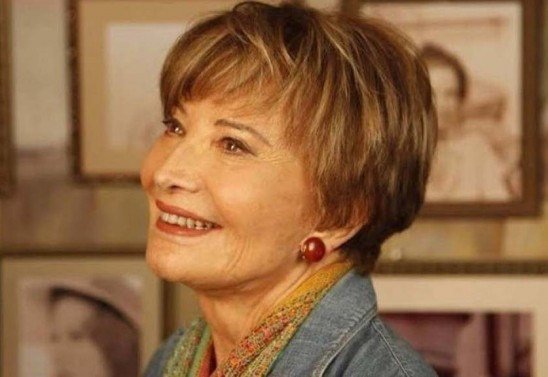 Glória Menezes é surpreendida com homenagem no hospital