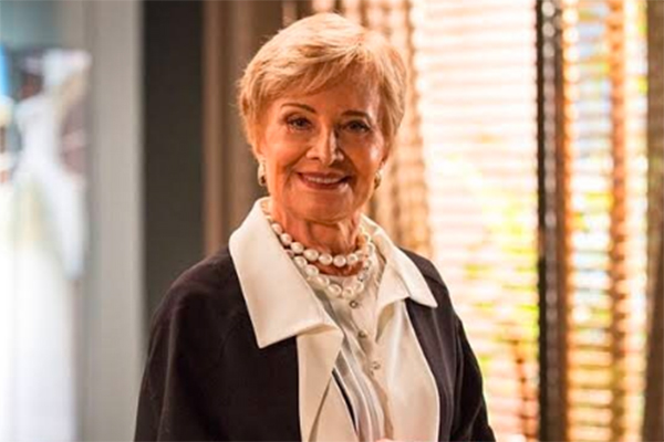 Glória Menezes tem alta após ser internada com Covid-19