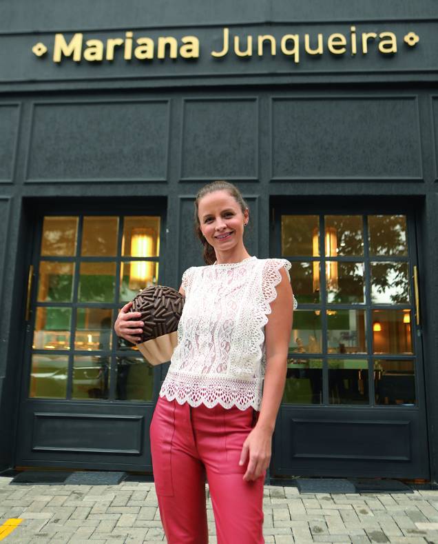 A confeiteira Mariana Junqueira: em frente à loja própria A confeiteira Mariana Junqueira: em frente à loja própria