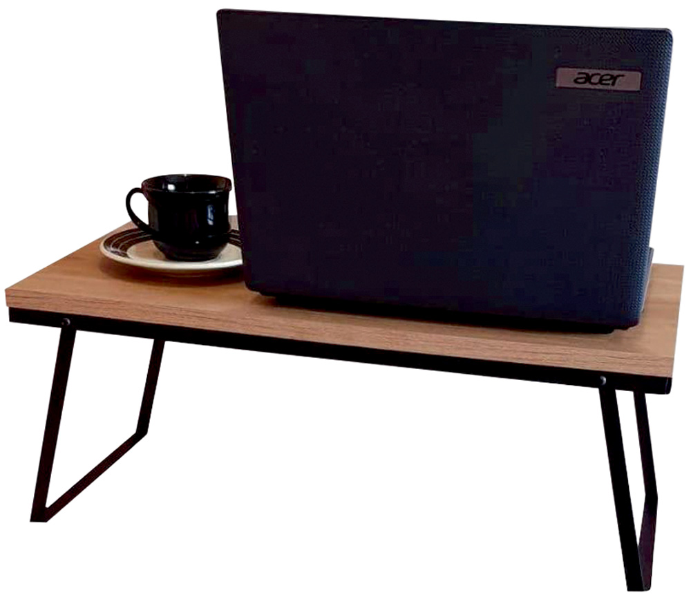 mesa dobrável para notebook.jpg Uma mesinha de madeira com suporte tem um notebook em cima e uma xícara de café