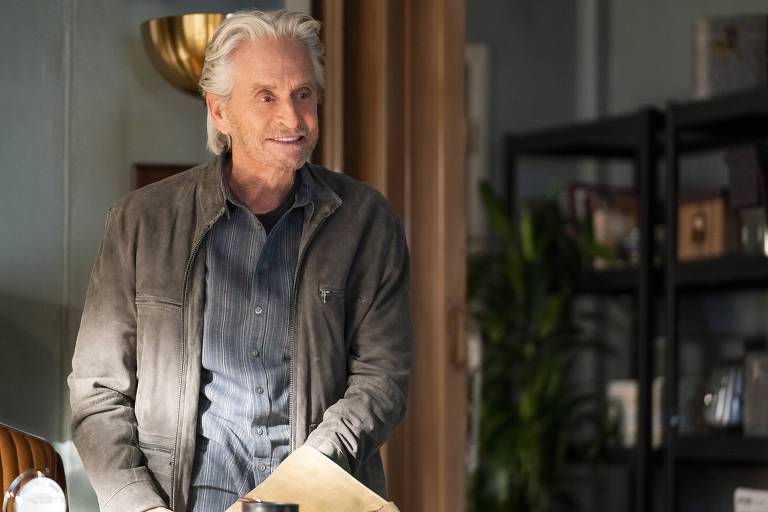 Ator Michael Douglas visita praias brasileiras