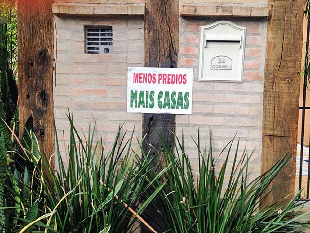 placa-menos-prédios-mais-casas-moradores-contra-verticalização-bairro-pinheiros.jpg placa fixada em árvore de calçada em que lê-se