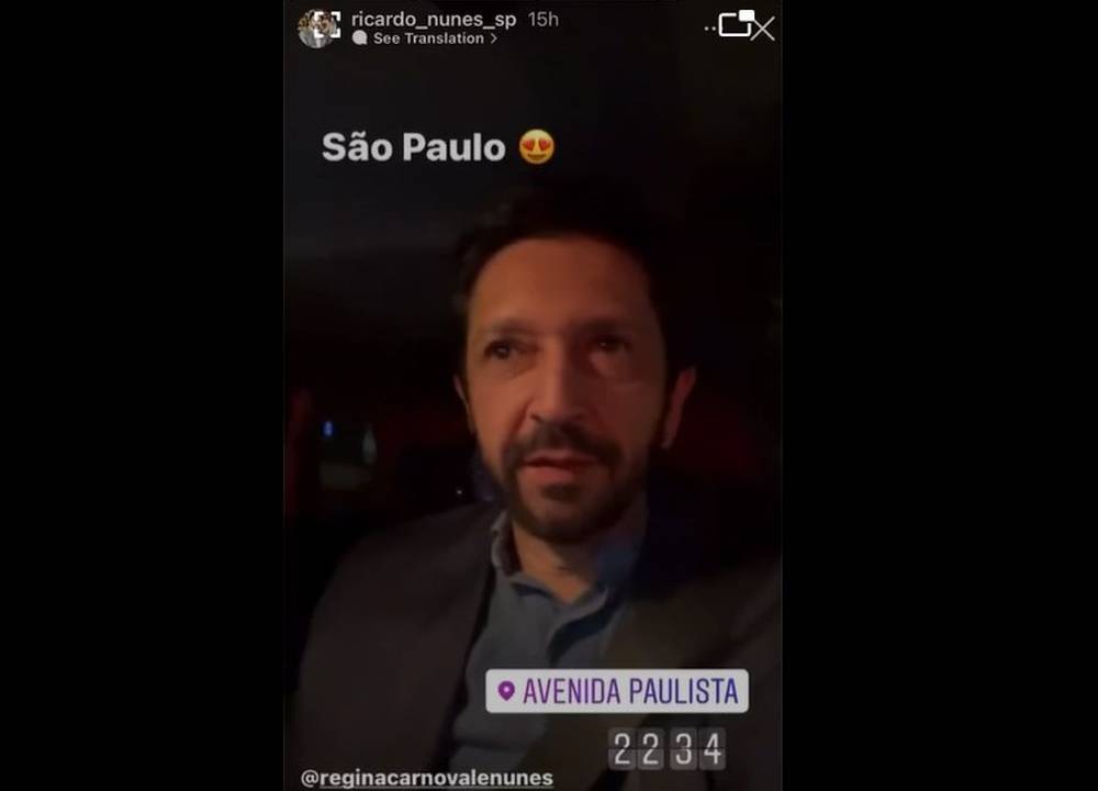 print de vídeo de story do prefeito ricardo nunes. no print, aparece o rosto dele e a parte de cima do busto dentro de um carro à noite. ele marcou a localização do story com avenida paulista e escreveu "são paulo" com um emoji de amor