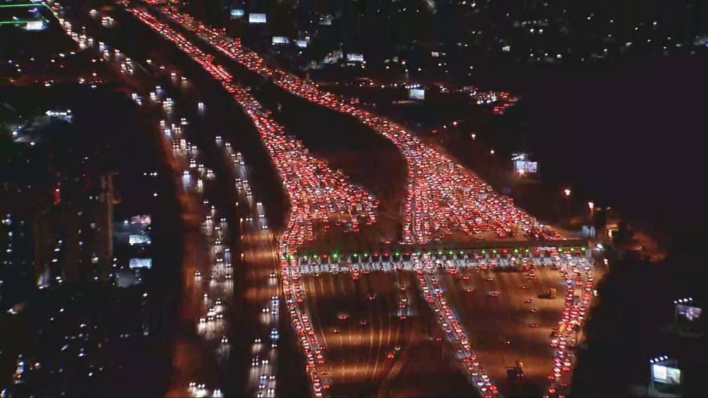 Em primeiro fim de semana sem restrições, mais de 200 mil veículos devem descer a Serra