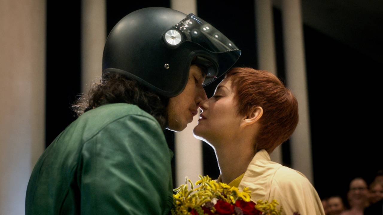 Na imagem, uma cena do filme Annette: Adam Driver e Marion Cotillard estão quase se beijando