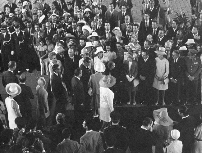 151 – 1968 – Inauguração MASP Av. Paulista I13 Monarca na Avenida Paulista: multidão reunida para ver a rainha
