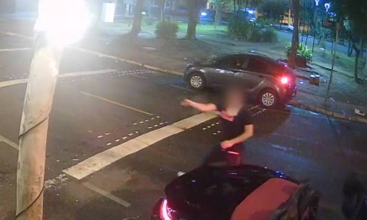 Homem sai de Porsche conversível e atira contra bar em Guraulhos