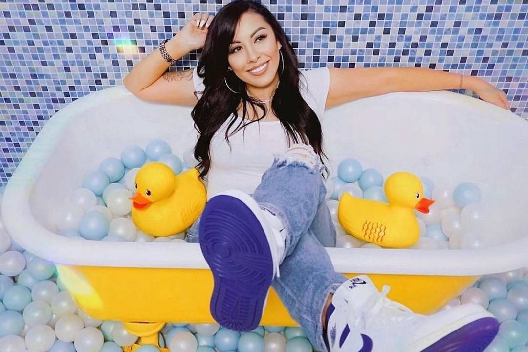 Mulher dentro de banheira com bolinhas