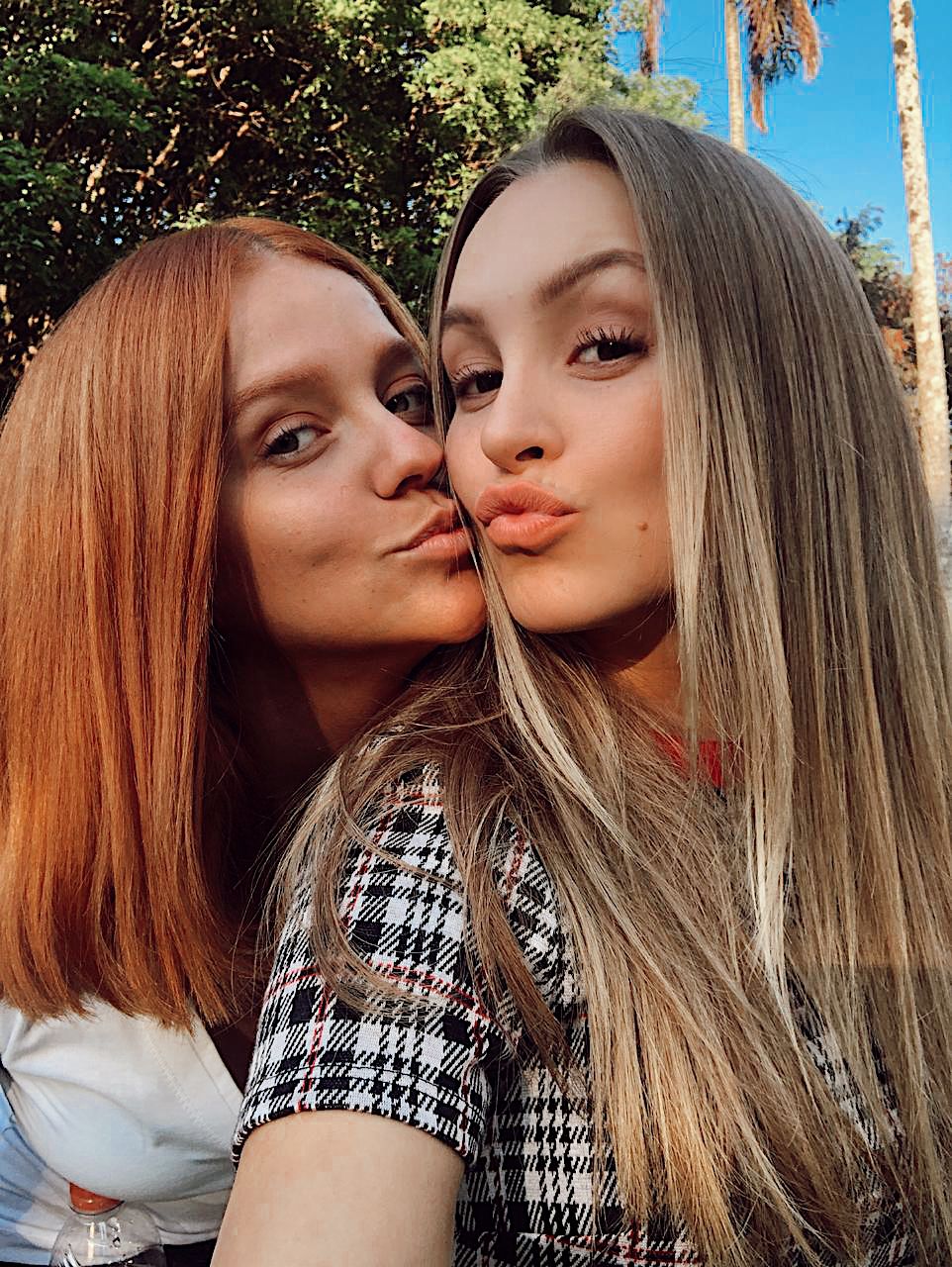 A Menina que Matou os Pais e O Menino que Matou Meus Pais (GALERIA DISTRIBUIDORA-DIVULGAÇÃO) (8) Gabi Lopes e Carla Diaz tiram selfie em cena de filme do Prime Video.
