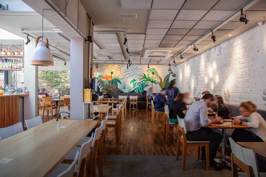 Salão com janelas grandes: ambiente ventilado Salão com janelas grandes: ambiente ventilado