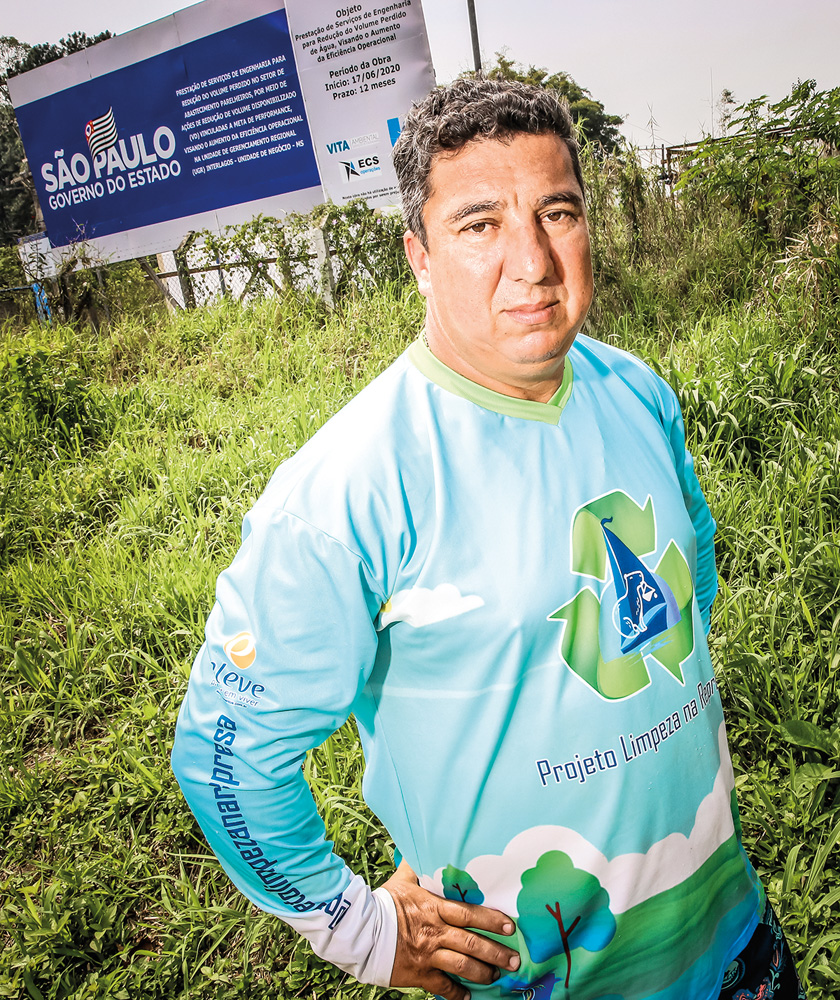 Augusto de Andrade Sabesp Limpeza Guarapiranga A imagem mostra Augusto de pé em meio a uma mata.