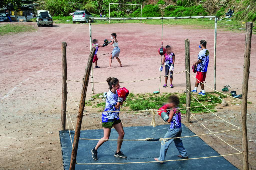 Veja SP A imagem mostra três duplas treinando boxes, sendo a primeira em um ringue improvisado.