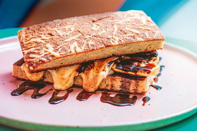 Para um lanche: sanduíche de banana-da-terra com pão de couve-flor Para um lanche: sanduíche de banana-da-terra com pão de couve-flor