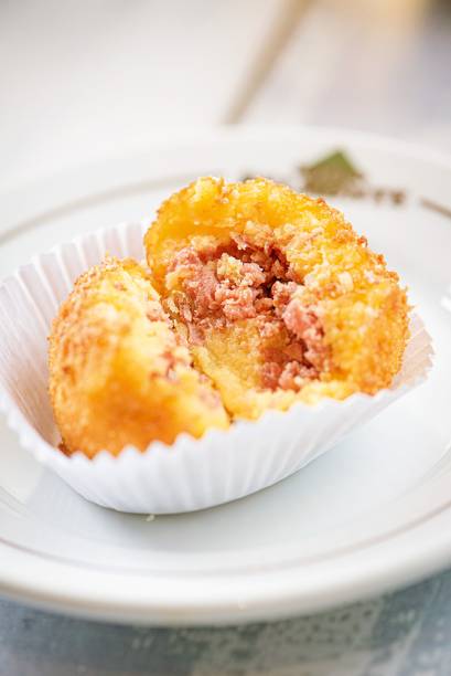 Bolinho de mandioquinha: com recheio de calabresa Bolinho de mandioquinha: com recheio de calabresa