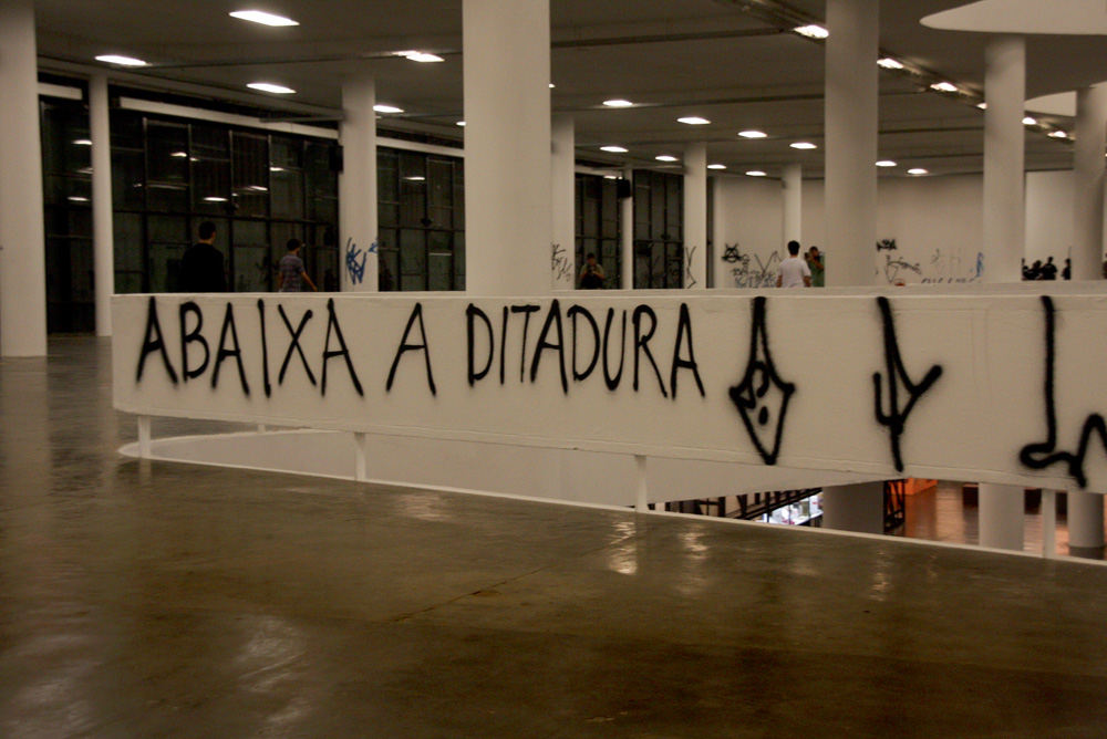 Gestão de Evento,Montagem / Desmontagem de Exposição No pavilhão da Bienal de 2008, a frase