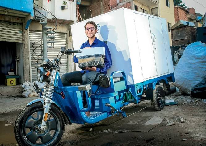 Jovem cria serviço de entregas em comunidades onde encomendas não chegam