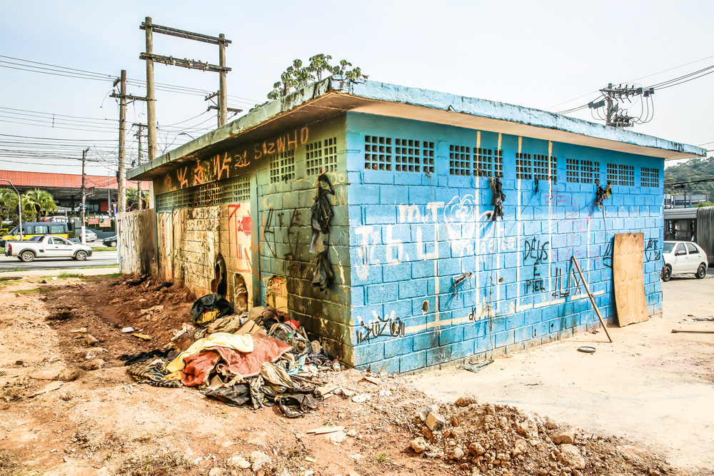 A imagem mostra um estação toda pichada e com muito entulho em volta