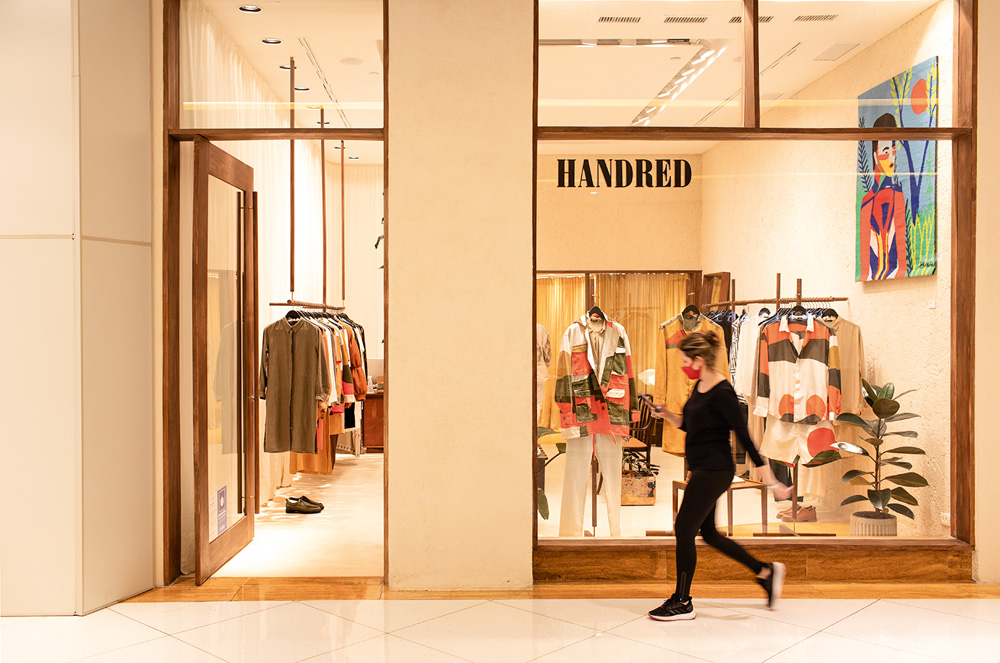 Grifes cariocas inauguram lojas paulistanas com adaptações ao clima da capital