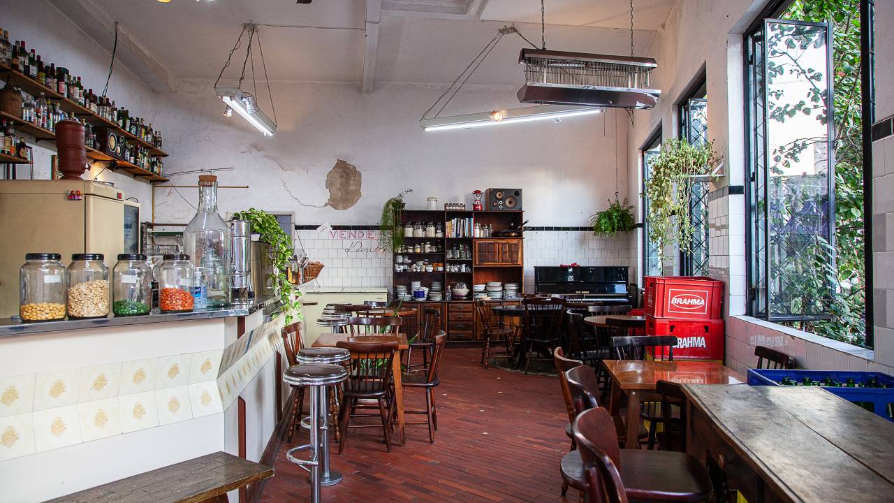 Salão do Samambaia Bar e Lanches, com janelões à direita e balcão à esquerda.