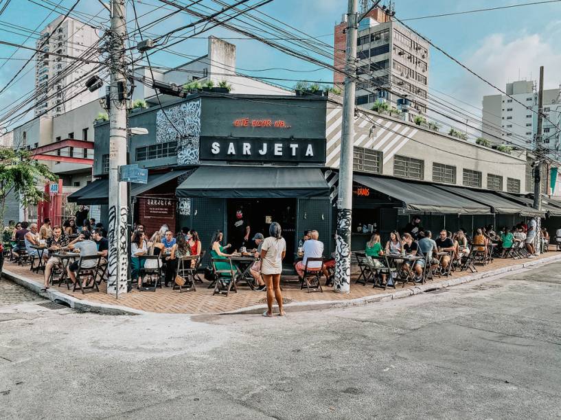 Sem salão: as mesas são dispostas ao redor do imóvel de esquina